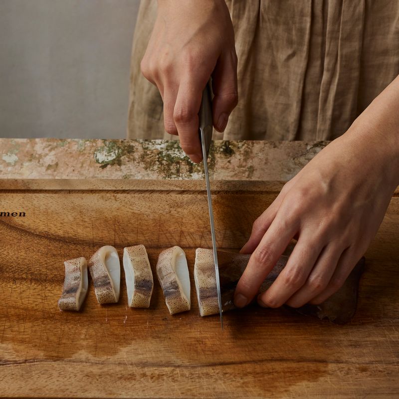 손질된 오징어는 먹기 좋은 크기로 자른 후 물기를 제거해 주세요.
(tip. 오징어 껍질을 벗기면 더욱 부드러운 식감으로 먹을 수 있어요)