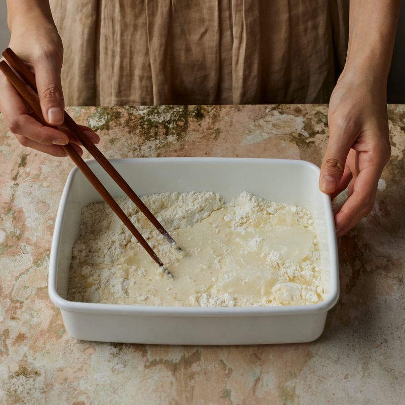 깊은 트레이에 튀김물 재료를 넣어 섞어주세요.
(tip. 튀김물에 얼음을 넣게 되면 더욱 바삭한 튀김옷을 만들 수 있답니다)