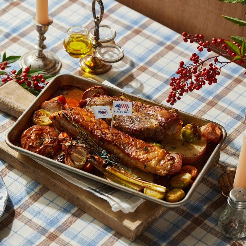 통삼겹살을 먹기 좋은 크기로 자른 후 소스를 곁들여 맛있게 즐겨주세요.