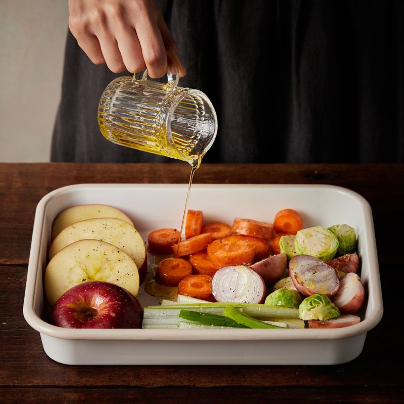 손질한 채소에 소금, 후춧가루, 올리브유를 넣어 밑간을 해주세요.