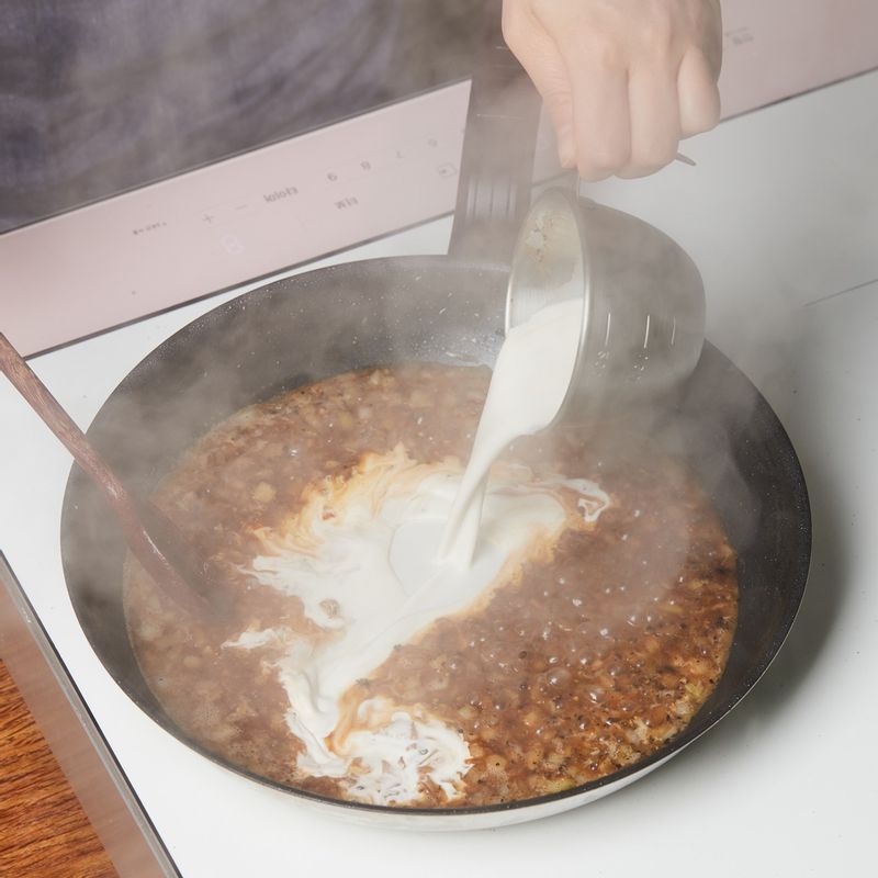 비프스톡과 생크림, 타임을 넣고 7단에서 4분간 저어가며 졸여주세요.