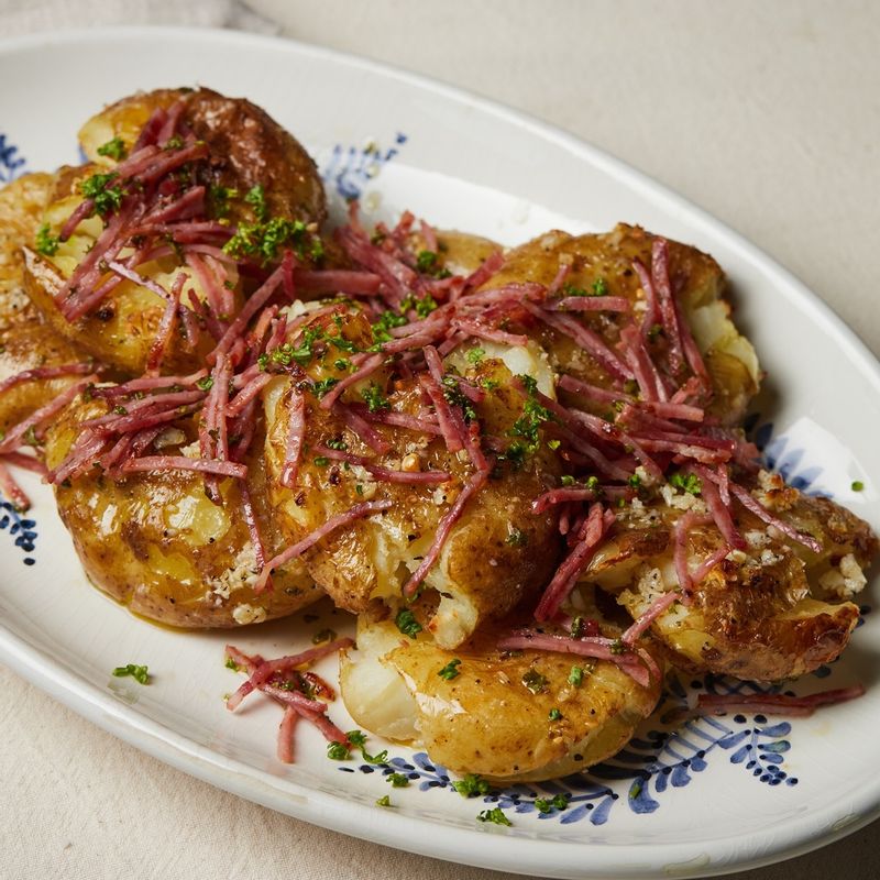 구워진 감자를 접시에 담고 소스를 뿌려 맛있게 즐겨주세요.