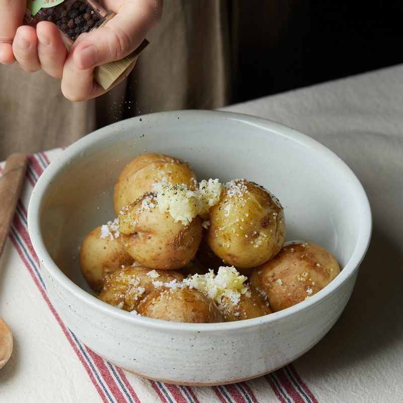 볼에 감자와 밑간 재료를 넣고 섞어주세요.