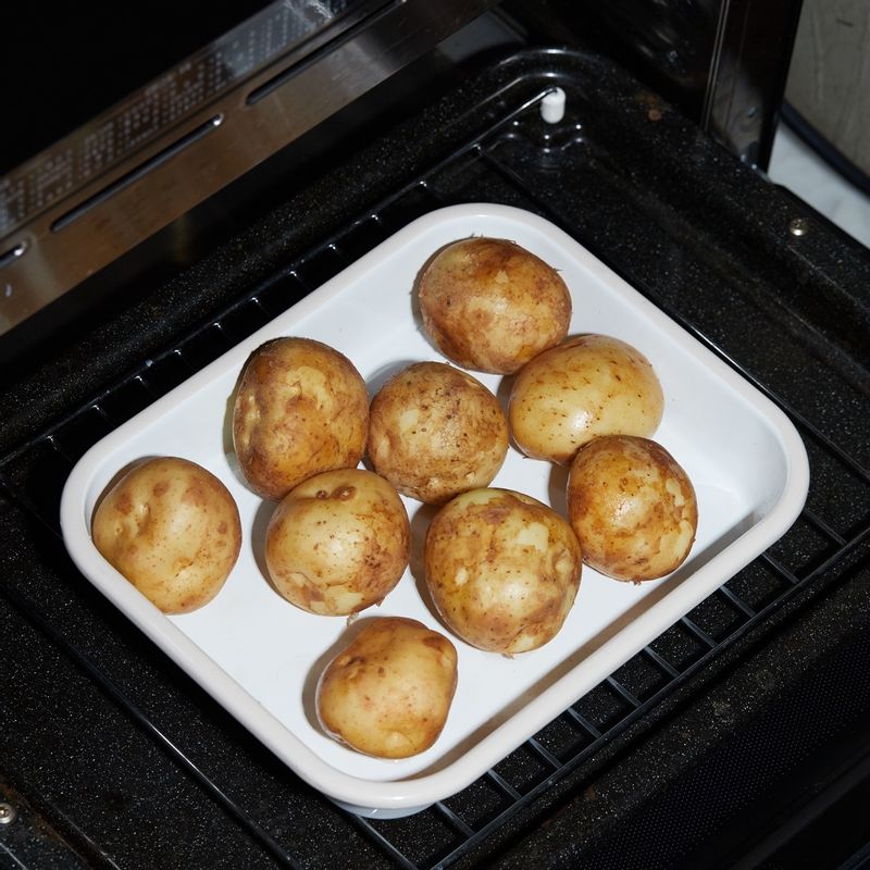 법랑 접시에 석쇠를 놓고 내열 용기를 올려 1단에 넣어주세요. 광파오븐 자동 요리 <레인지>에서 <감자 삶기>를 선택 후 0.8kg를 선택해 조리해주세요.