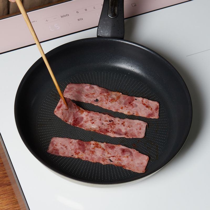 팬에 베이컨을 올려 7단에서 한면당 2분씩 총 4분간 구워주세요.