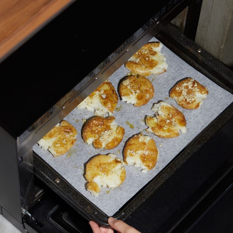 법랑 접시를 3단에 넣고 광파오븐 수동요리 오븐에서 180도로 15분간 조리해주세요.