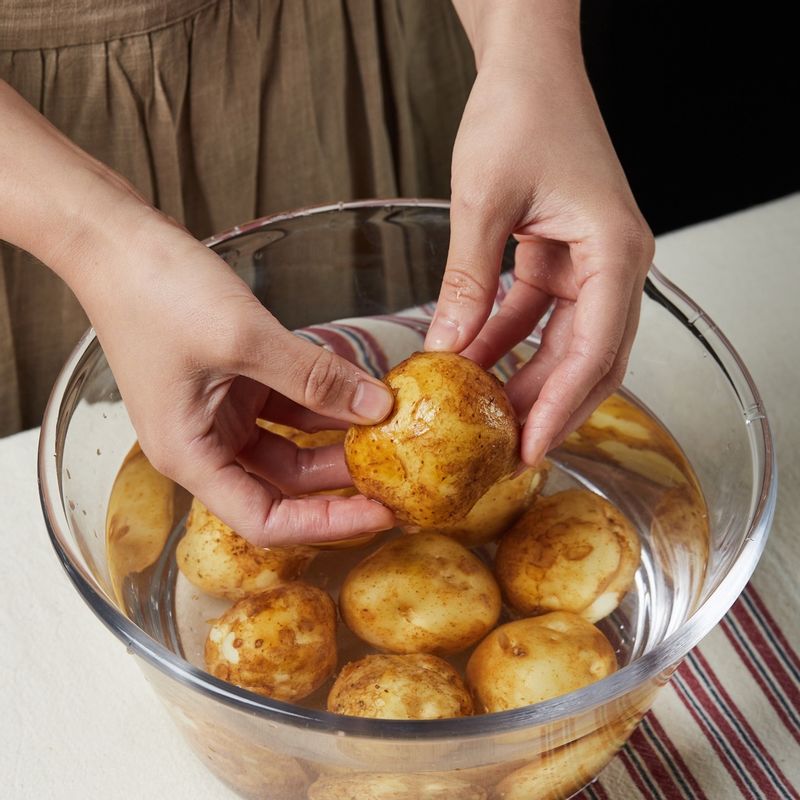 감자를 껍질째 깨끗이 씻어주세요.