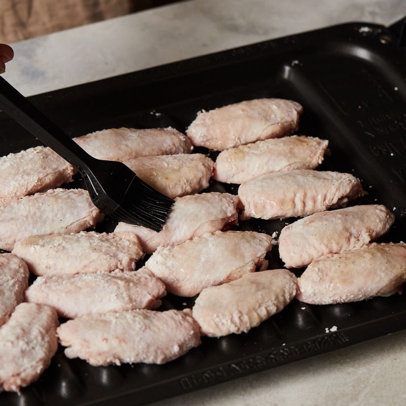 구이 전용 팬에 닭 날개를 올린 후 식용유를 바르고 4단에 넣고 광파오븐 수동 요리 <구이> 기능에서 25분으로 설정 후 시작해 주세요.