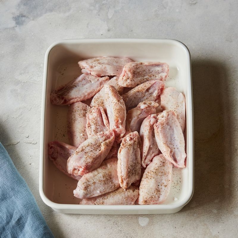 닭날개는 밑간 재료에 재워주세요.