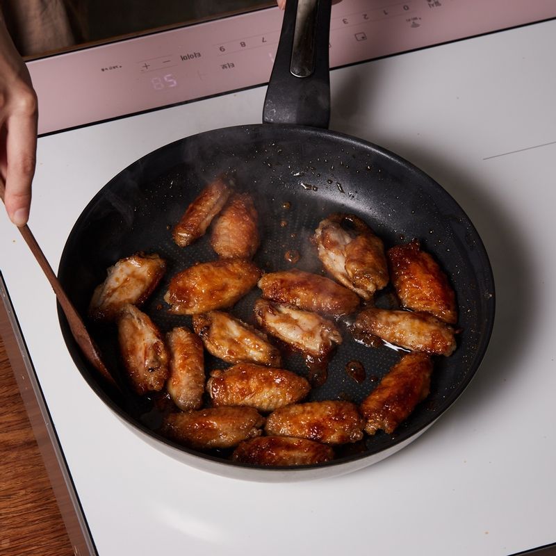 구운 닭날개를 넣고 7단에서 1분간 버무려주세요.