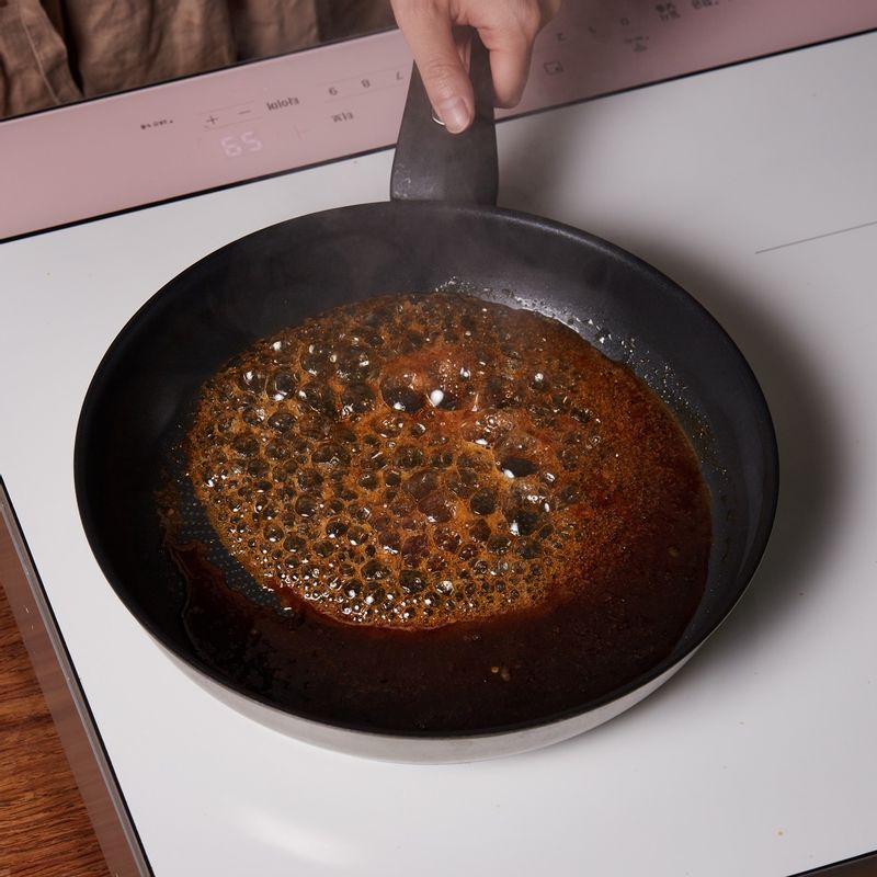 팬에 소스 재료를 넣고 저어가며 7단에서 1분간 끓여주세요.