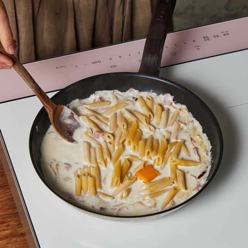 삶은 파스타면과 치즈를 넣고 6단에서 3분30초간 섞어가며 끓인 후 소금, 후춧가루로 간을 해 완성해주세요.