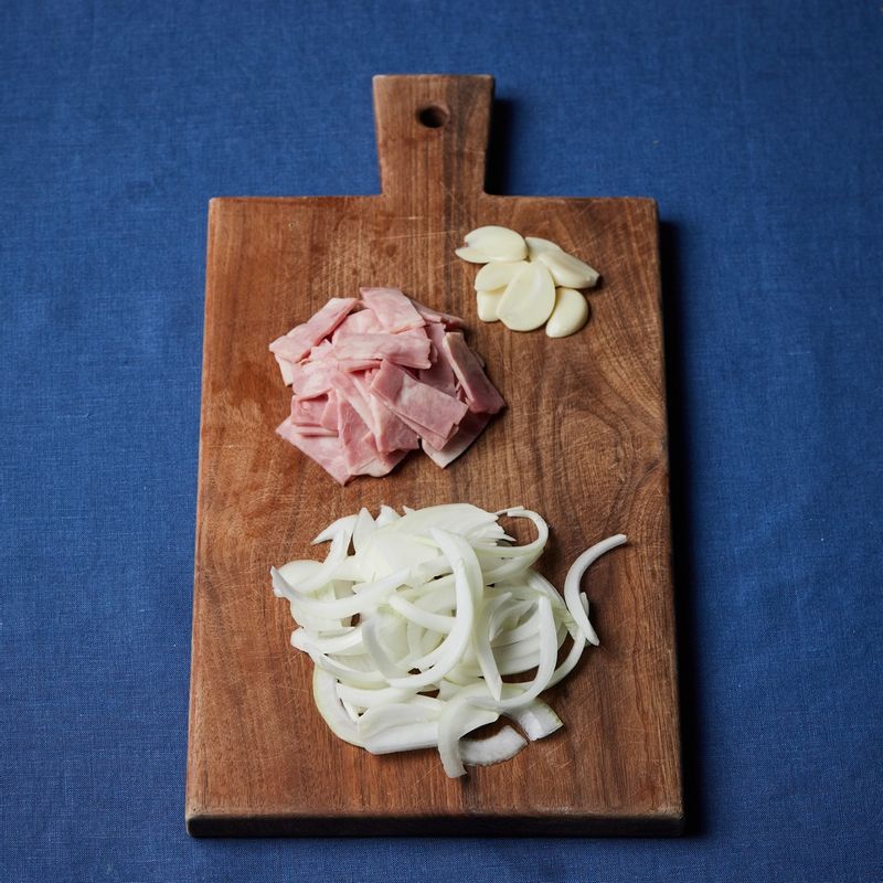 마늘은 편썰고 양파는 채를 썰어주세요. 베이컨은 1cm 길이로 썰어주세요.