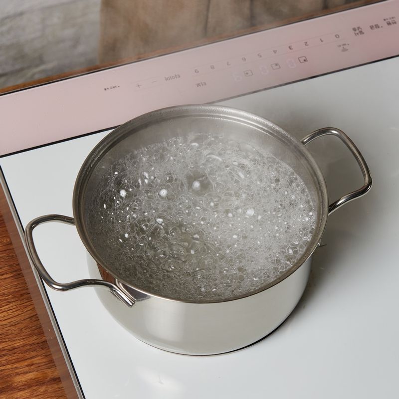 냄비에 물 1.5리터를 붓고 9단에서 4분 30초간 끓여주세요.