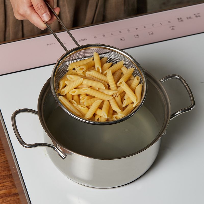 숏파스타와 소금을 넣고 8단에서 8분간 삶아주세요. 채반에서 물기를 빼주세요.