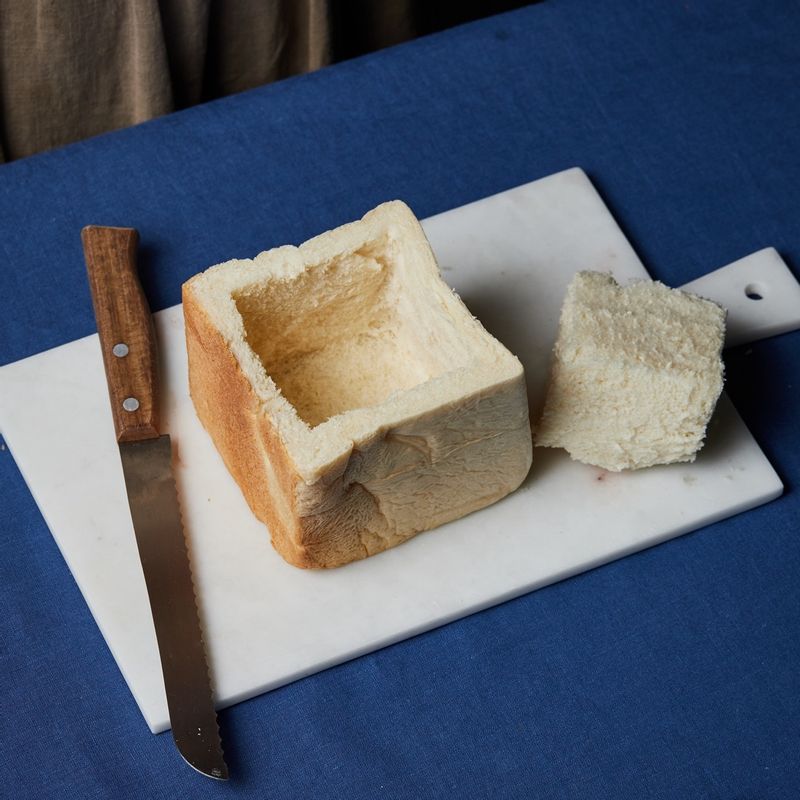 통식빵은 약 10cm 길이로 썰고 가운데 부분은 칼로 도려내주세요.