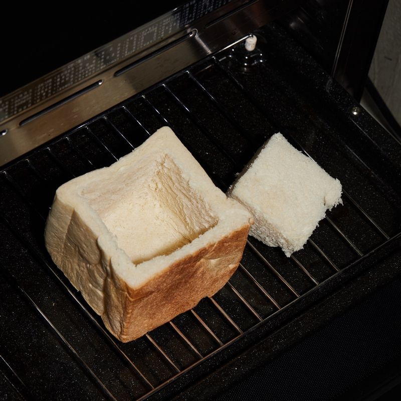 법랑 접시에 석쇠를 놓고 식빵을 올린 후 2단에 넣고 광파오븐 자동 요리 <구이> 에서 5분을 선택한 후 구워주세요.