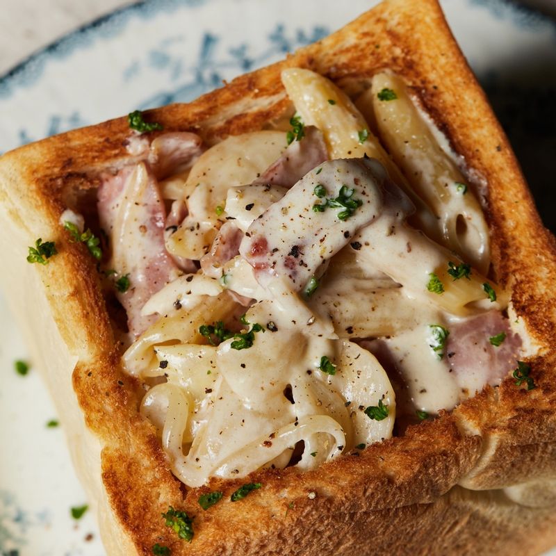 구운 빵 속에 파스타와 소스를 넣고 파슬리를 뿌려 맛있게 즐겨주세요.