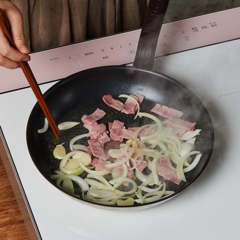 팬에 올리브오일과 마늘, 양파, 베이컨을 넣고 7단에서 3분간 볶아주세요.