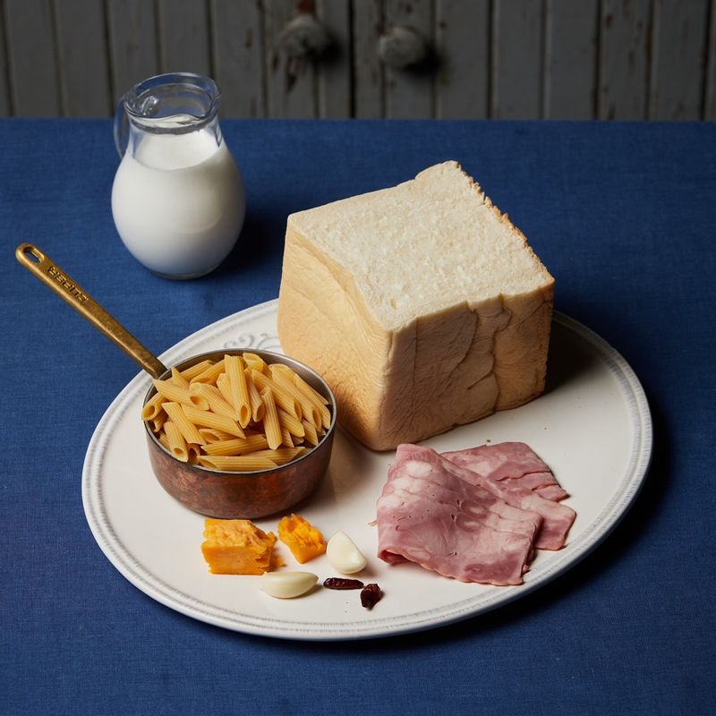 숏파스타 크림빠네을 위한 재료 이미지로 통식빵,숏파스타,마늘,양파,베이컨 등으로 구성 되어있습니다.