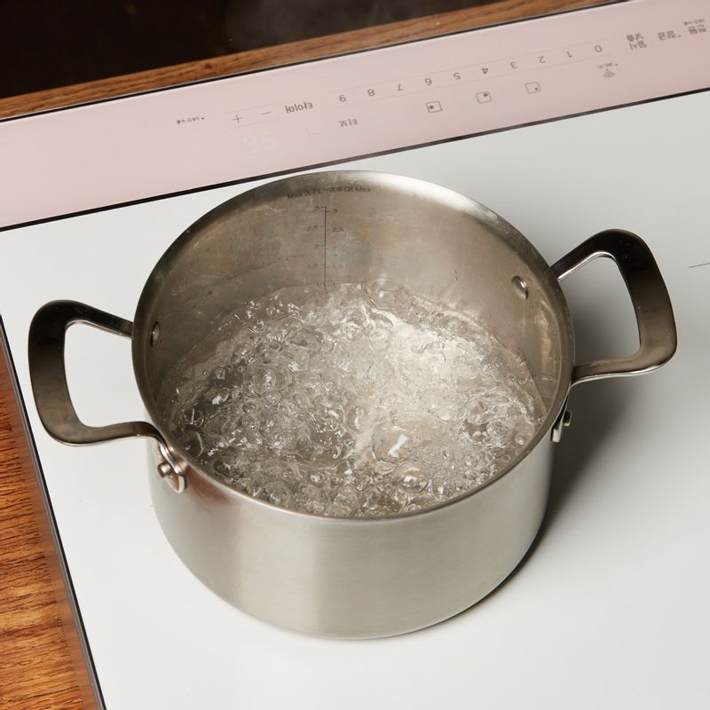 냄비에 물 1리터를 붓고 9단에서 4분간 끓여주세요.