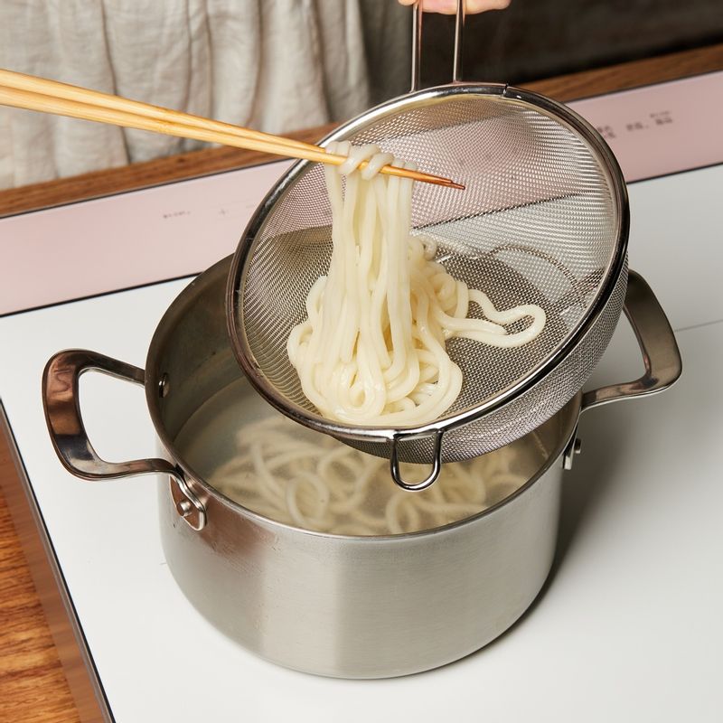 데친 우동면은 채반에서 물기를 빼주세요.