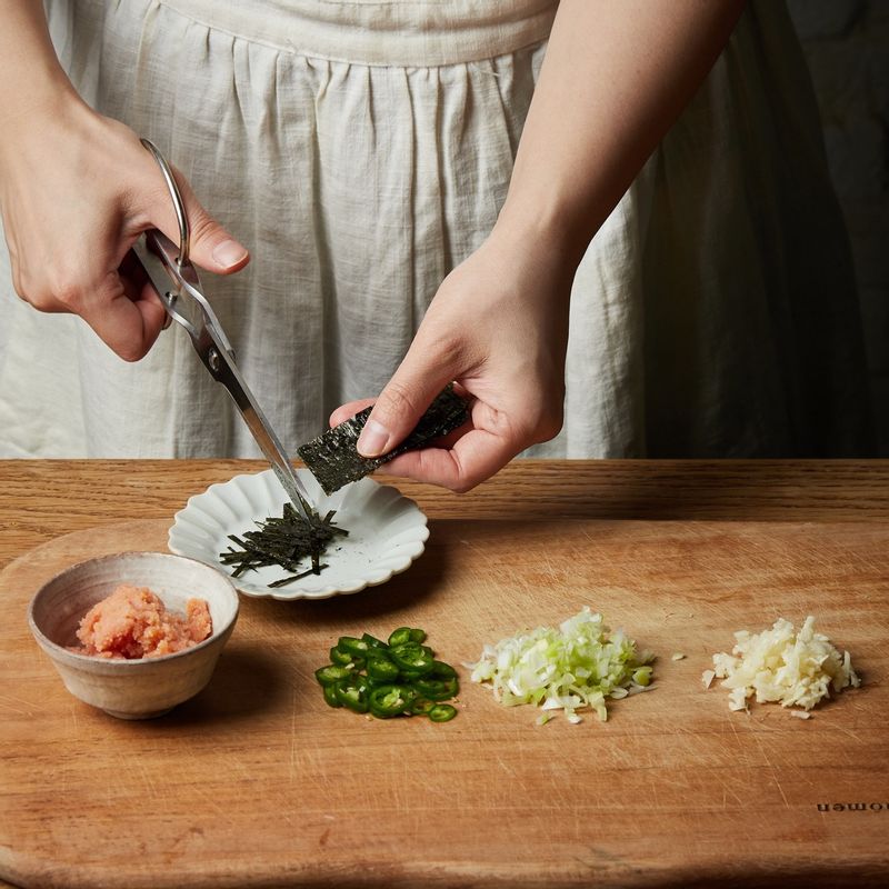 명란은 껍질을 제거해주세요. 마늘과 대파는 다져주세요. 청양고추는 얇게 썰어주세요. 김은 가위로 얇게 잘라주세요.