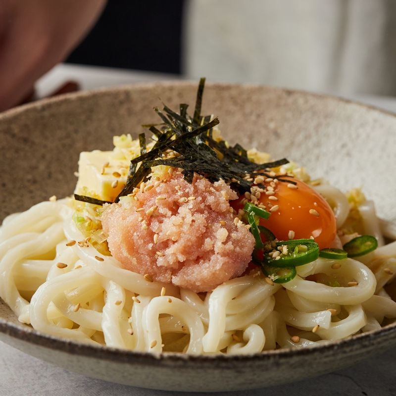 우동면과 명란을 그릇에 담고 볶은 마늘, 대파를 붓고 고명으로 버터와 김, 통깨를 뿌려 완성해주세요.