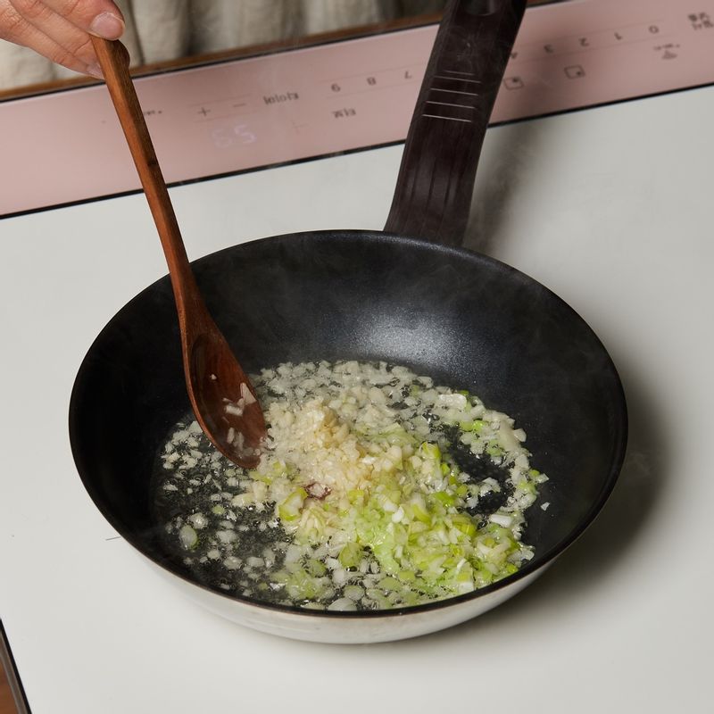 팬에 올리브오일과 다진 마늘, 대파를 넣고 5단에서 2분간 볶아주세요.