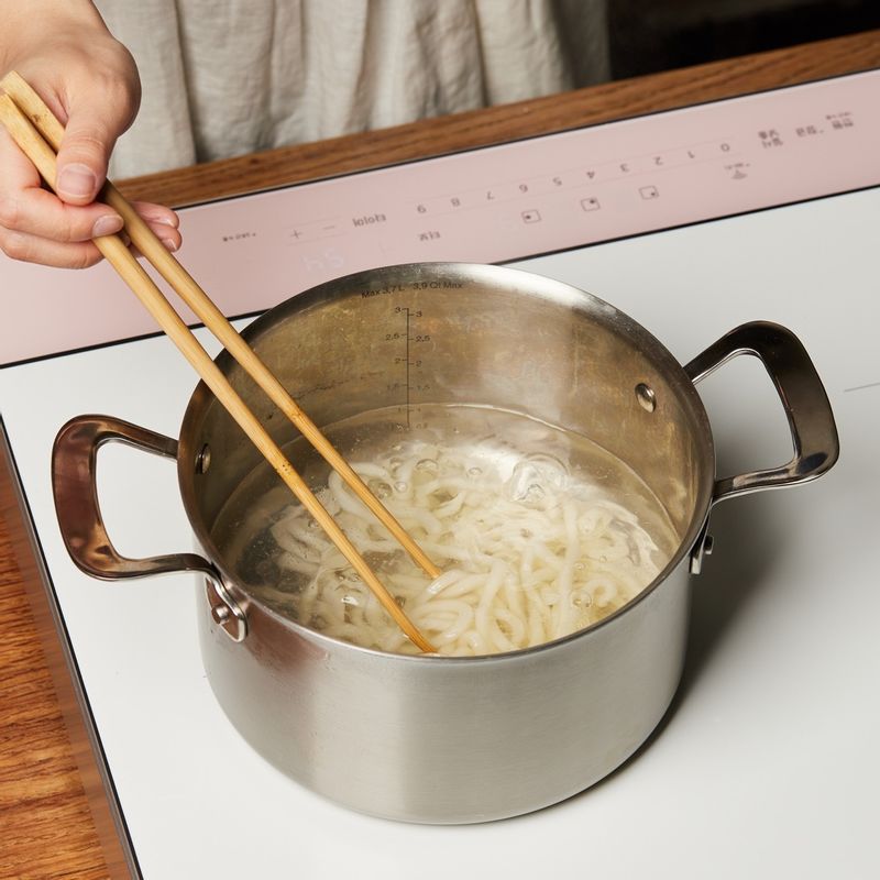 우동면을 넣고 9단에서 1분 30초간 삶아주세요.