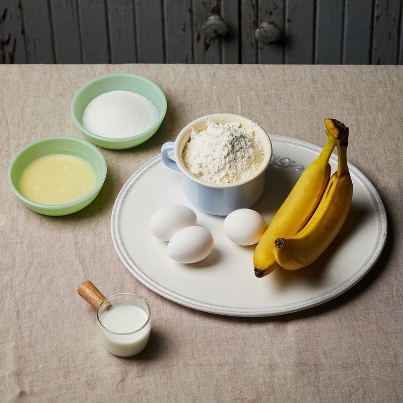 노오븐 바나나 케이크을 위한 재료 이미지로 바나나,종이호일 등으로 구성 되어있습니다.