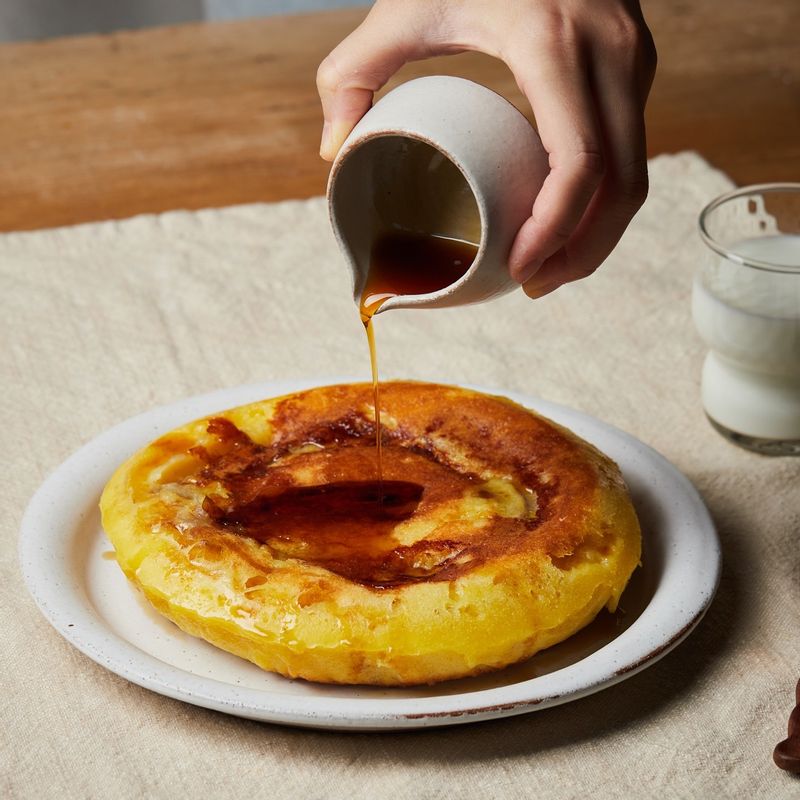 완성된 바나나케이크를 맛있게 즐겨주세요. 
(tip. 기호에 따라 메이플 시럽을 뿌리거나 냉장고에서 차갑게 식혀 먹어도 맛있어요)