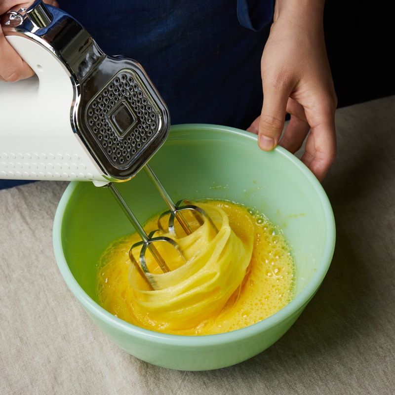 볼에 달걀을 풀고 설탕을 넣어 휘핑기로 2~3분간 휘핑해 주세요.