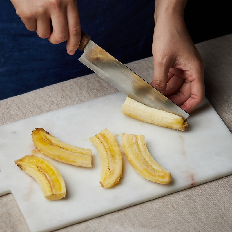 바나나는 껍질을 벗겨 2등분으로 자른 후 세로로 길게 잘라주세요.