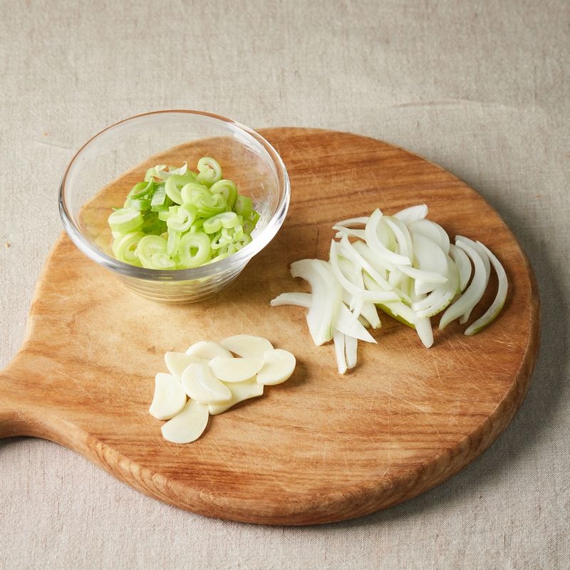 마늘은 편썰고 양파는 채썰고 대파는 송송 썰어주세요.