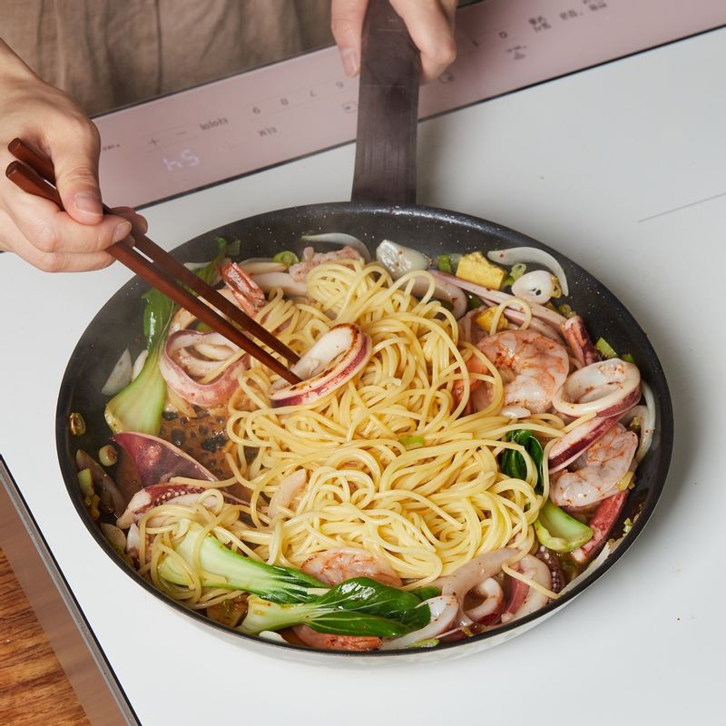 삶은 면과 면수 1컵, 스톡을 넣고 7단에서 3분간 볶아 완성해주세요.