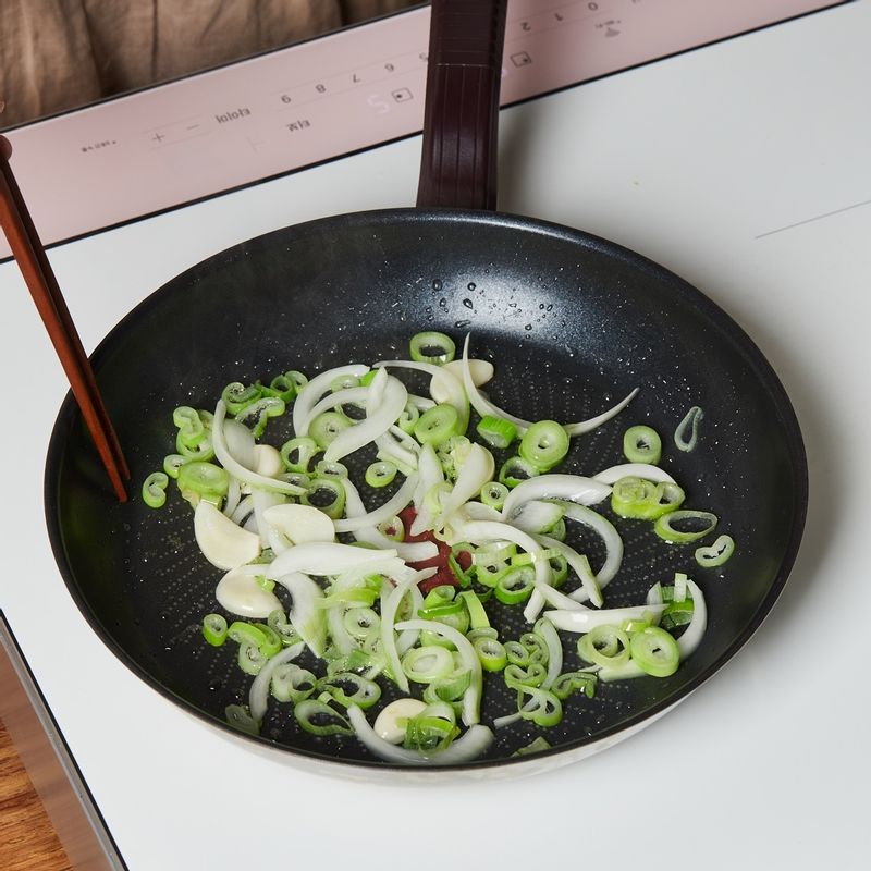 팬에 식용유를 두른 후 다진마늘, 대파, 양파를 넣고 5단에서 3분간 볶아주세요.