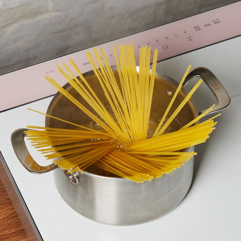 파스타면을 넣고 9단에서 8분 30초 저어가며 끓여주세요.