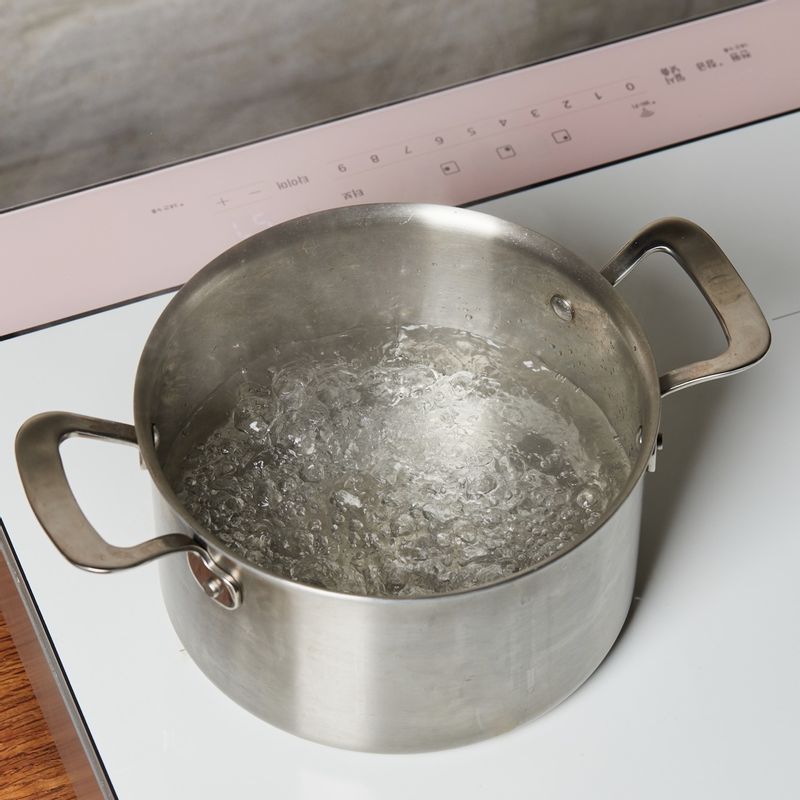 냄비에 물 1.5L를 붓고 9단에서 4분 30초간 끓여주세요.