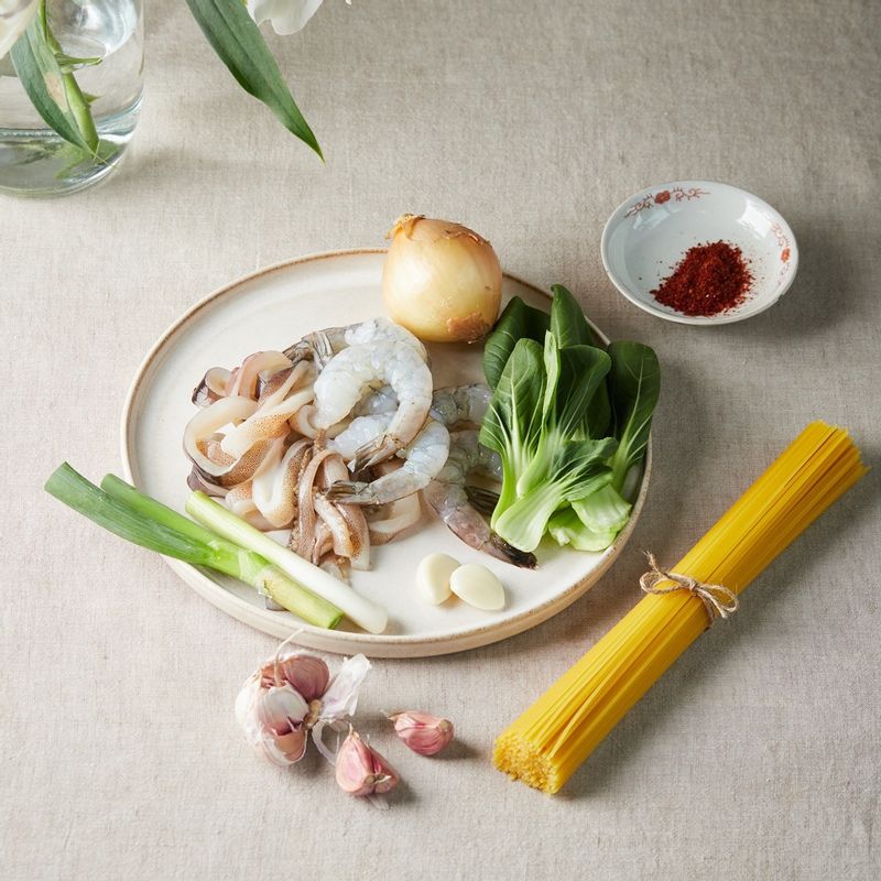 상하이 파스타을 위한 재료 이미지로 파스타면,새우,오징어,마늘,대파 등으로 구성 되어있습니다.