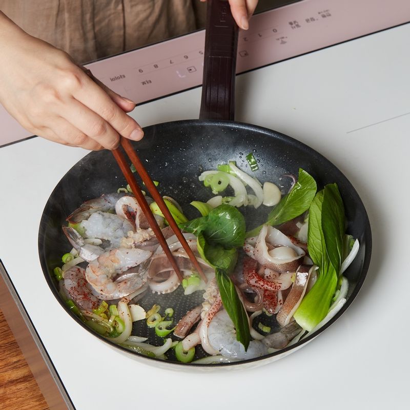 새우와 오징어, 청경채를 넣고 고춧가루와 간장을 넣어 7단에서 1분 30초간 볶아주세요.