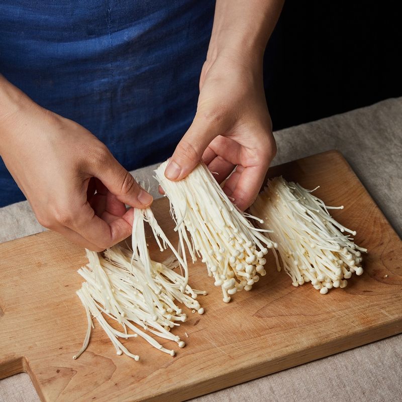 버섯은 밑동을 잘라 손으로 뜯어주세요. 배추와 부추는 5~6cm 길이로 썰어주세요.