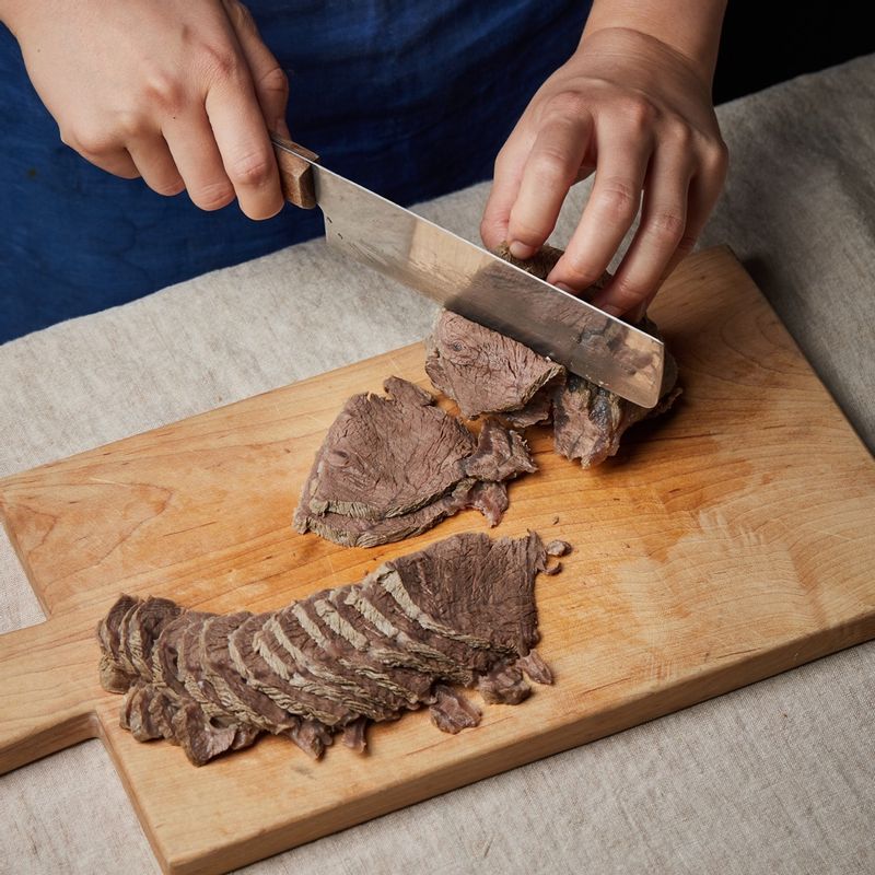 삶은 고기를 그대로 30분간 식힌 후 얇게 썰어주세요.