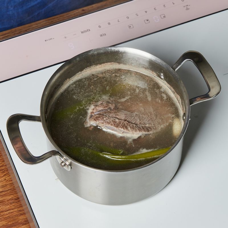 냄비에 사태를 넣고 물과 고기 삶는 재료를 넣고 5단에서 60분간 삶아주세요.