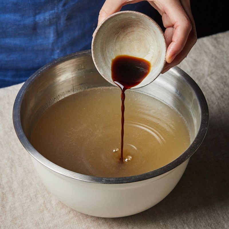 고기 삶은 물은 채에 거른 후 국물 간을 해주세요.