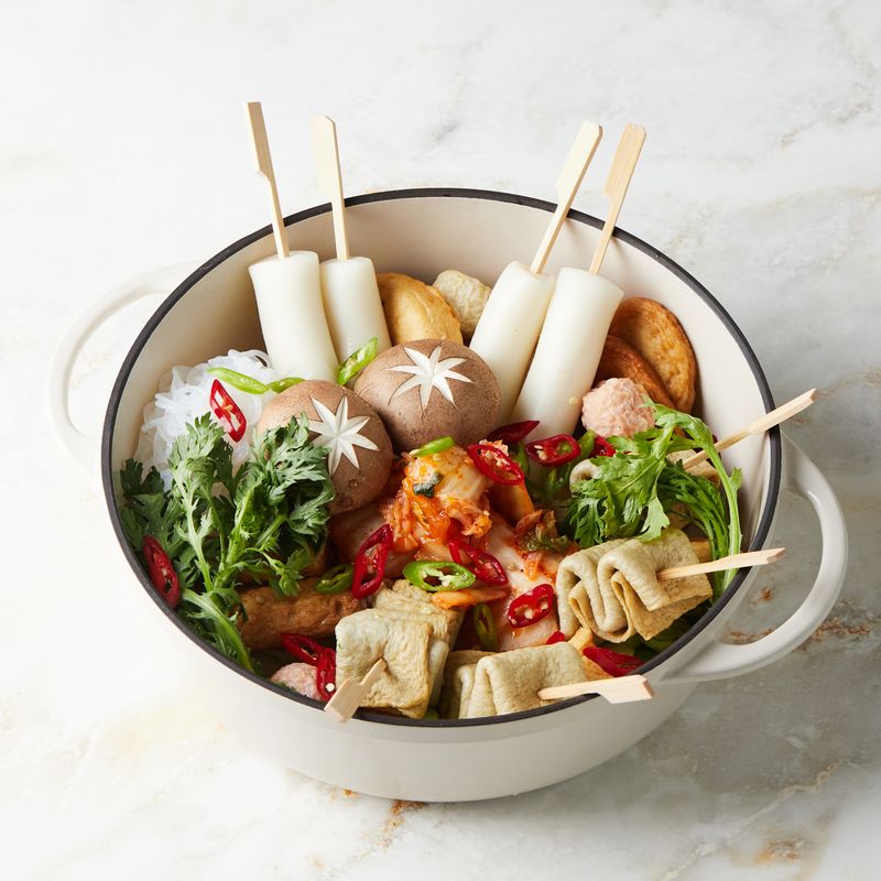 냄비에 김치와 꼬치 어묵과 떡, 모둠 어묵, 손질한 채소를 둘러담아주세요.