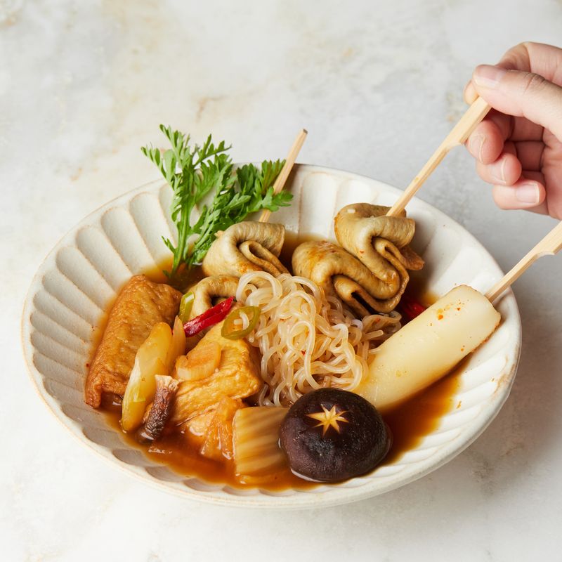 완성된 김치어묵 전골을 그릇에 담아 맛있게 즐겨주세요.