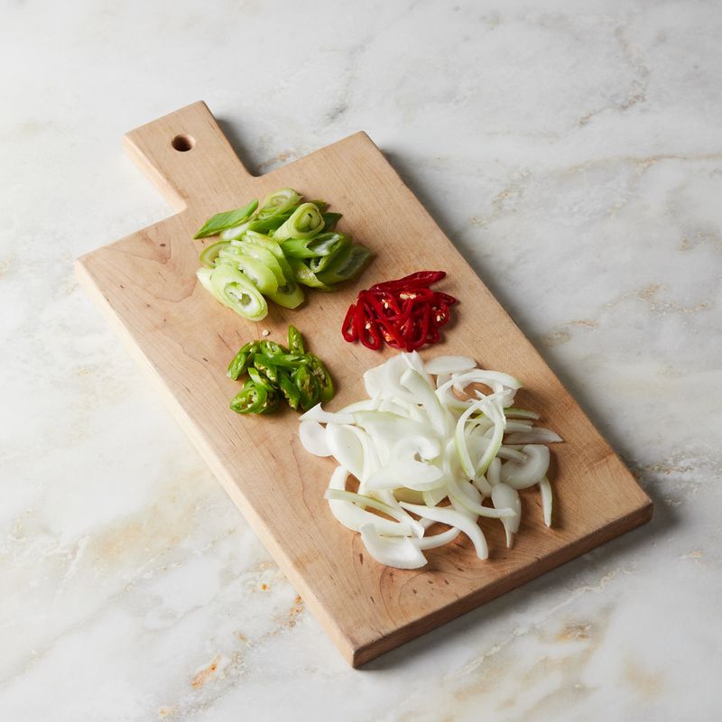 양파는 채를 썰고 고추와 대파는 어슷썰어 주세요.