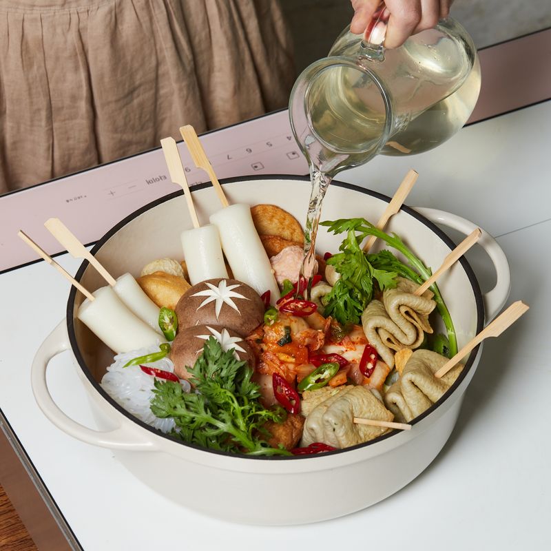 냄비를 인덕션에 올려 육수와 양념재료를 넣어 7단에서 18분간 끓여주세요.