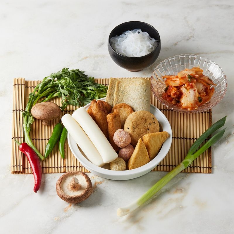 김치어묵전골을 위한 재료 이미지로 사각 어묵,통가래떡,모둠 어묵,김치,실곤약 등으로 구성 되어있습니다.